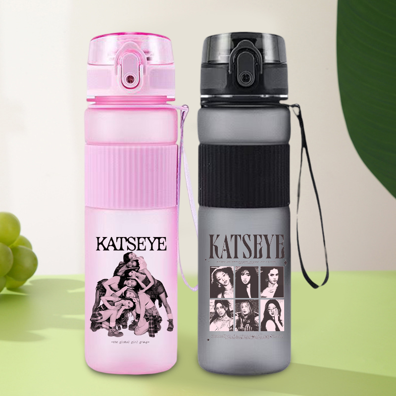 Women Fashion Drawing - Modische K-POP KATSEYE 550ml Sporttrinkflasche für